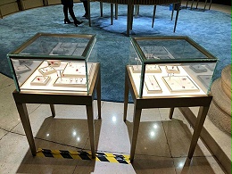色彩搭配让珠宝展柜定做更突出