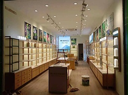 如何把化妆品展柜设计出时尚感